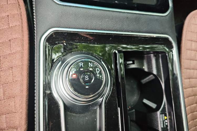 Used Ford Edge 2021 PLUS EcoBoost 245 Two-Wheel-Drive Platinum Edition 5 Seats Gear Lever