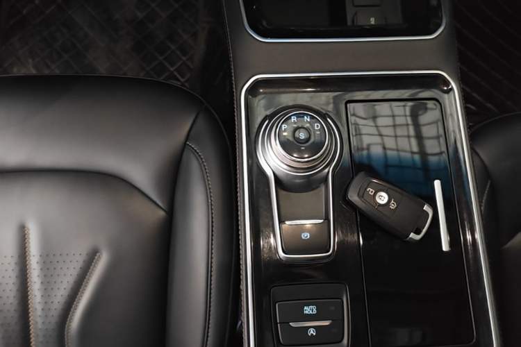 Used Ford Edge 2021 PLUS EcoBoost 245 Two-Wheel-Drive Platinum Edition 5 Seats Gear Lever