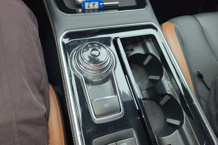 Used Ford Edge 2021 PLUS EcoBoost 245 Four-Wheel Drive Titanium Edition 7-Seater Gear Lever