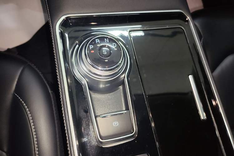 Used Ford Edge 2021 PLUS EcoBoost 245 Two-Wheel-Drive Elite 5-Seater Gear Lever