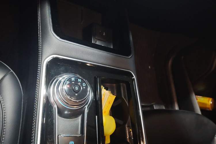Used Ford Edge 2021 PLUS EcoBoost 245 Two-Wheel-Drive Titanium 7-Seater Gear Lever