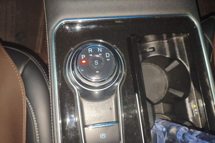 Used Ford Edge 2021 PLUS EcoBoost 245 Two-Wheel-Drive Titanium 7-Seater Gear Lever