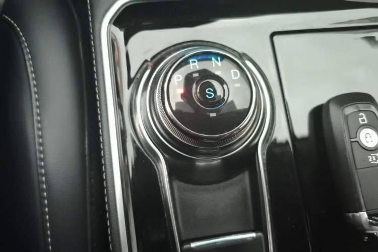 Used Ford Edge 2021 PLUS EcoBoost 245 Two-Wheel-Drive Titanium 7-Seater Gear Lever