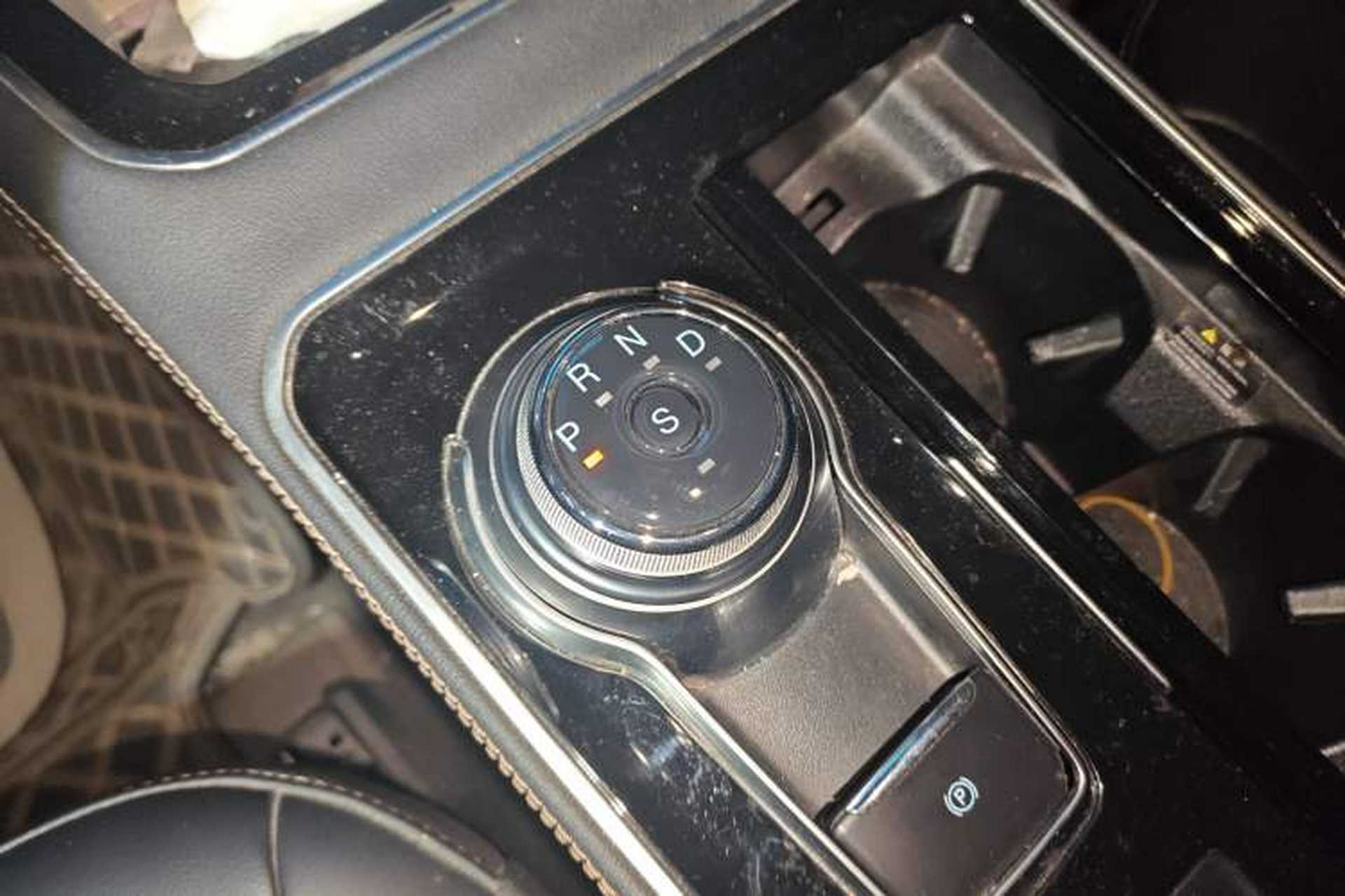 Used Ford Edge 2021 PLUS EcoBoost 245 Two-Wheel-Drive Titanium 7-Seater Gear Lever