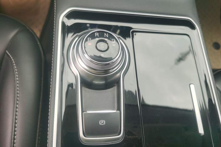 Used Ford Edge 2021 PLUS EcoBoost 245 Two-Wheel-Drive Platinum Edition 5 Seats Gear Lever