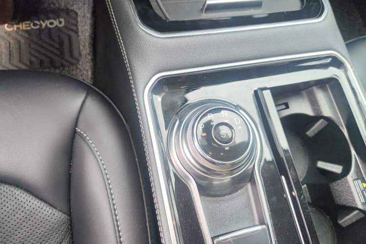 Used Ford Edge 2021 PLUS EcoBoost 245 Two-Wheel-Drive Titanium 7-Seater Gear Lever