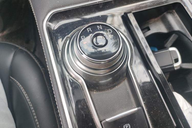 Used Ford Edge 2021 PLUS EcoBoost 245 Two-Wheel-Drive Platinum Edition 5 Seats Gear Lever