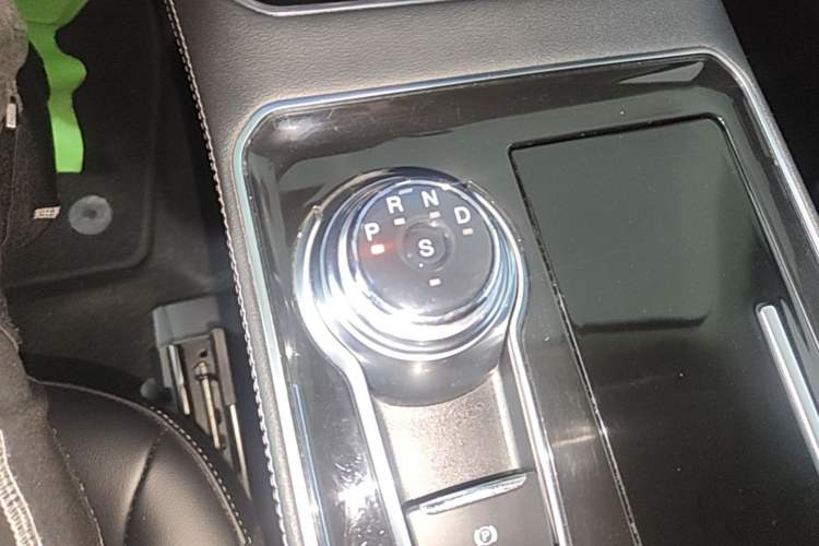 Used Ford Edge 2021 PLUS EcoBoost 245 Two-Wheel-Drive Titanium 7-Seater Gear Lever