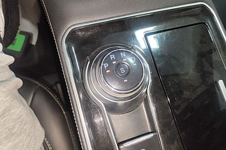 Used Ford Edge 2021 PLUS EcoBoost 245 Two-Wheel-Drive Titanium 7-Seater Gear Lever