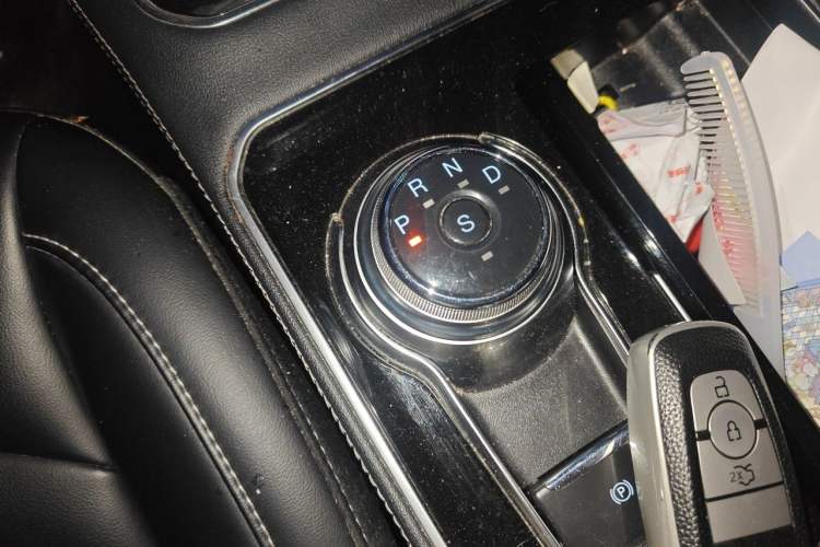 Used Ford Edge 2021 PLUS EcoBoost 245 Two-Wheel-Drive Titanium 7-Seater Gear Lever