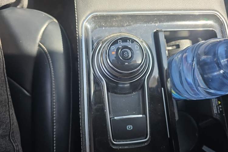 Used Ford Edge 2021 PLUS EcoBoost 245 Two-Wheel-Drive Titanium 7-Seater Gear Lever