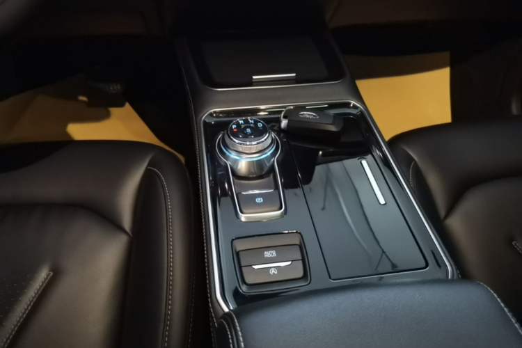 Used Ford Edge 2021 PLUS EcoBoost 245 Two-Wheel-Drive Platinum Edition 5 Seats Gear Lever