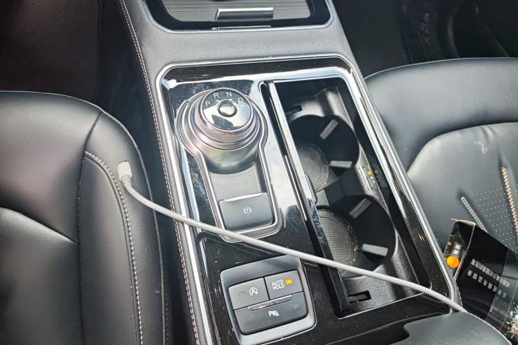 Used Ford Edge 2021 PLUS EcoBoost 245 Two-Wheel-Drive Titanium 7-Seater Gear Lever
