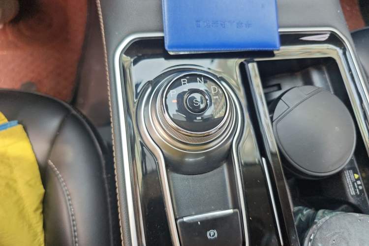 Used Ford Edge 2021 Facelifted PLUS EcoBoost 245 Two-Wheel Drive XLT 7-Seater Gear Lever