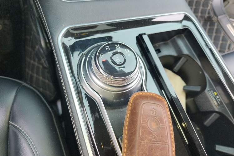 Used Ford Edge 2021 PLUS EcoBoost 245 Two-Wheel-Drive Titanium 7-Seater Gear Lever