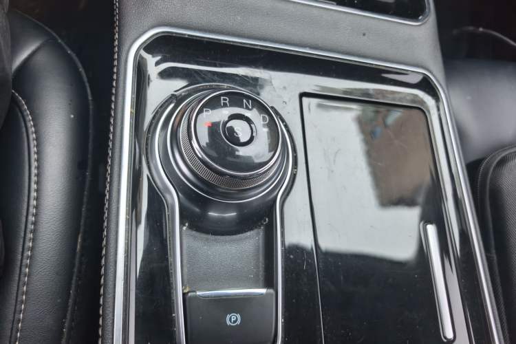 Used Ford Edge 2021 PLUS EcoBoost 245 Two-Wheel-Drive Titanium 7-Seater Gear Lever