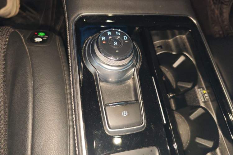 Used Ford Edge 2021 PLUS EcoBoost 245 Two-Wheel-Drive Titanium 7-Seater Gear Lever