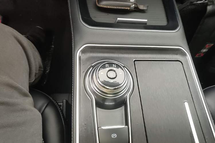 Used Ford Edge 2021 PLUS EcoBoost 245 Two-Wheel-Drive Platinum Edition 5 Seats Gear Lever