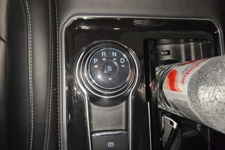 Used Ford Edge 2021 PLUS EcoBoost 245 Two-Wheel-Drive Titanium 7-Seater Gear Lever