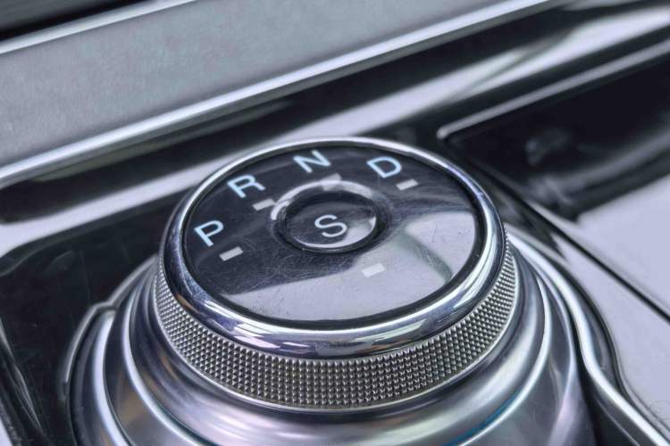 Used Ford Edge 2021 PLUS EcoBoost 245 Two-Wheel-Drive Platinum Edition 5 Seats Gear Lever