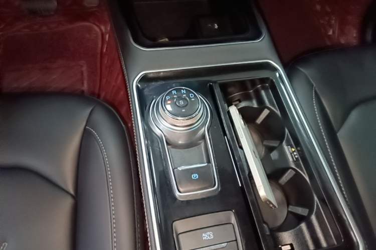 Used Ford Edge 2021 PLUS EcoBoost 245 Two-Wheel-Drive Platinum Edition 5 Seats Gear Lever