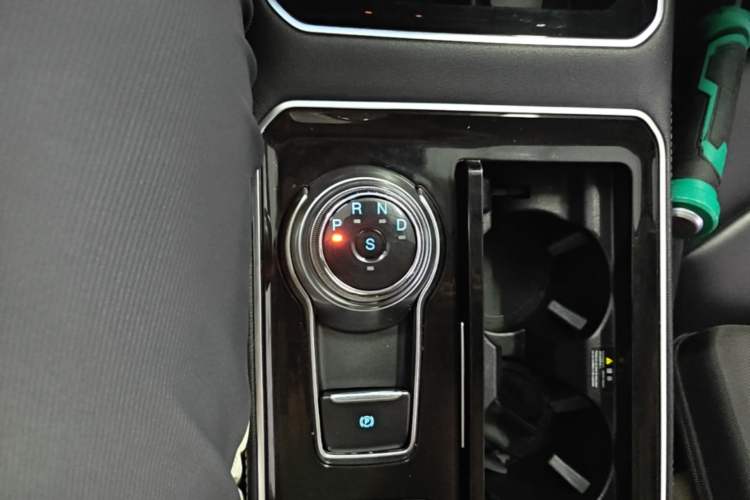 Used Ford Edge 2021 PLUS EcoBoost 245 Two-Wheel-Drive Titanium 7-Seater Gear Lever