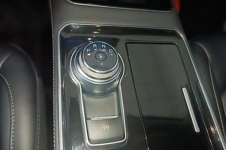 Used Ford Edge 2021 PLUS EcoBoost 245 Two-Wheel-Drive Platinum Edition 5 Seats Gear Lever