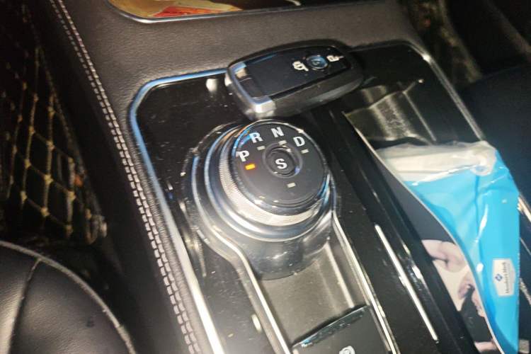 Used Ford Edge 2021 PLUS EcoBoost 245 Two-Wheel-Drive Titanium 7-Seater Gear Lever