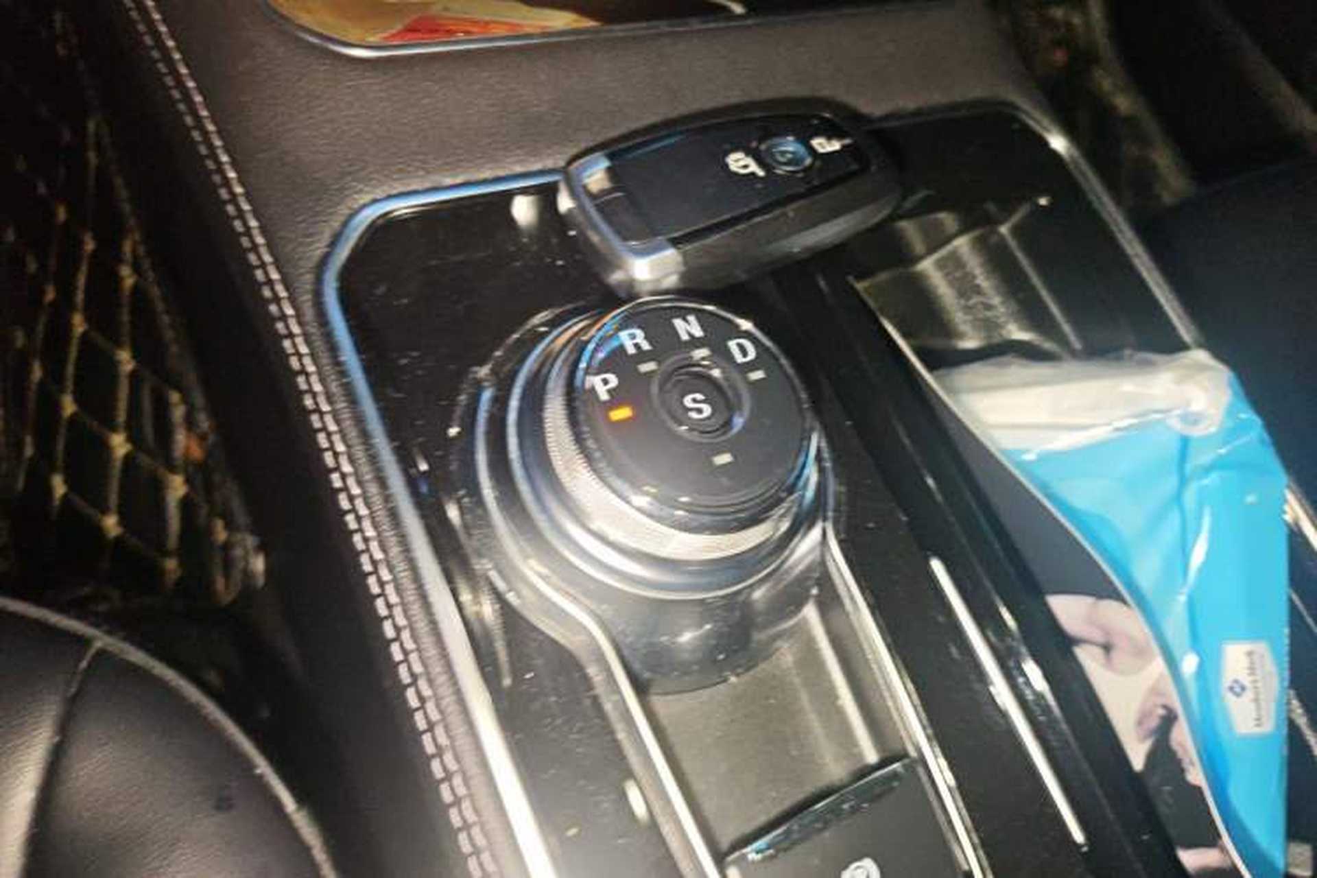 Used Ford Edge 2021 PLUS EcoBoost 245 Two-Wheel-Drive Titanium 7-Seater Gear Lever