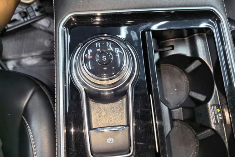 Used Ford Edge 2021 PLUS EcoBoost 245 Two-Wheel-Drive Titanium 7-Seater Gear Lever