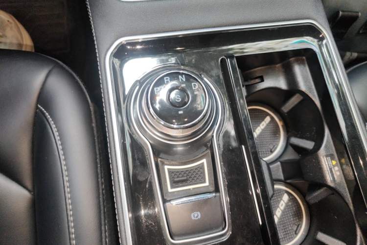 Used Ford Edge 2021 PLUS EcoBoost 245 Two-Wheel-Drive Platinum Edition 5 Seats Gear Lever
