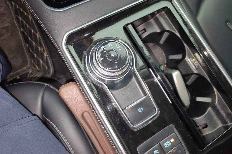 Used Ford Edge 2021 PLUS EcoBoost 245 Two-Wheel-Drive Titanium 7-Seater Gear Lever