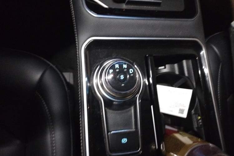 Used Ford Edge 2021 PLUS EcoBoost 245 Two-Wheel-Drive Platinum Edition 5 Seats Gear Lever