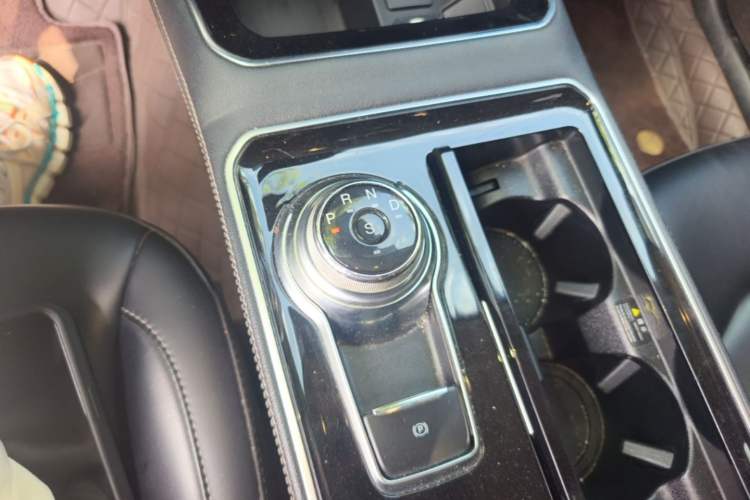 Used Ford Edge 2021 PLUS EcoBoost 245 Two-Wheel-Drive Titanium 7-Seater Gear Lever