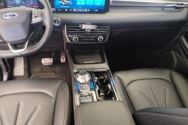 Used Ford Edge 2021 PLUS EcoBoost 245 Two-Wheel-Drive Titanium 7-Seater Gear Lever