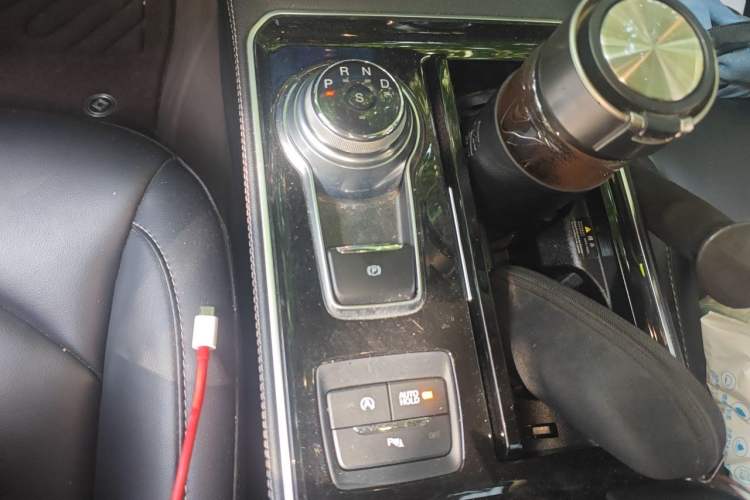 Used Ford Edge 2021 PLUS EcoBoost 245 Two-Wheel-Drive Titanium 7-Seater Gear Lever