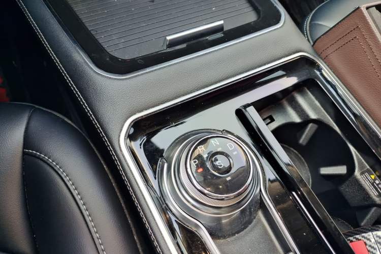 Used Ford Edge 2021 Facelifted PLUS EcoBoost 245 Two-Wheel Drive XLT 7-Seater Gear Lever