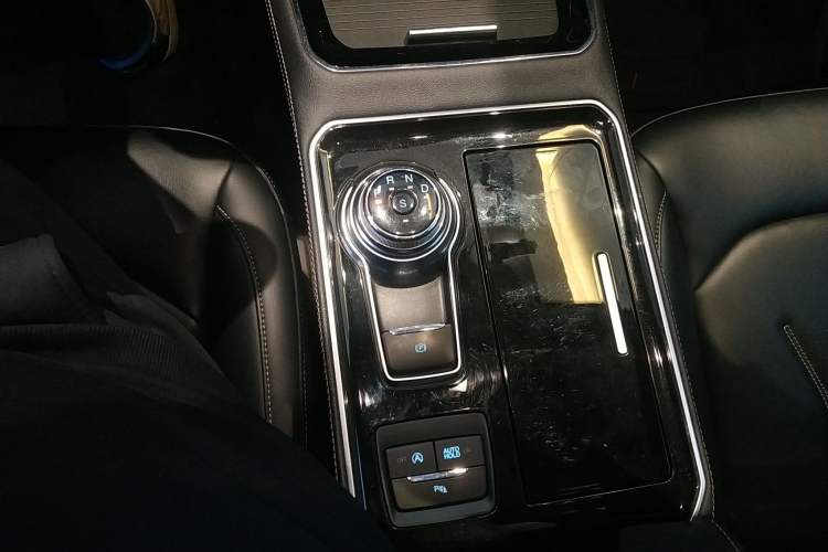 Used Ford Edge 2021 PLUS EcoBoost 245 Two-Wheel-Drive Titanium 7-Seater Gear Lever