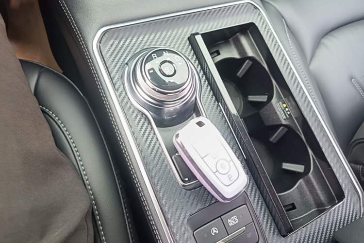 Used Ford Edge 2021 PLUS EcoBoost 245 Two-Wheel-Drive Titanium 7-Seater Gear Lever