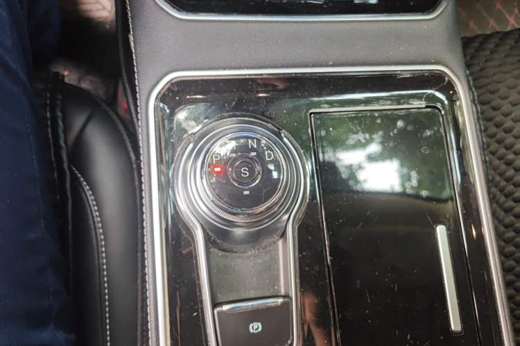 Used Ford Edge 2021 PLUS EcoBoost 245 Two-Wheel-Drive Titanium 7-Seater Gear Lever