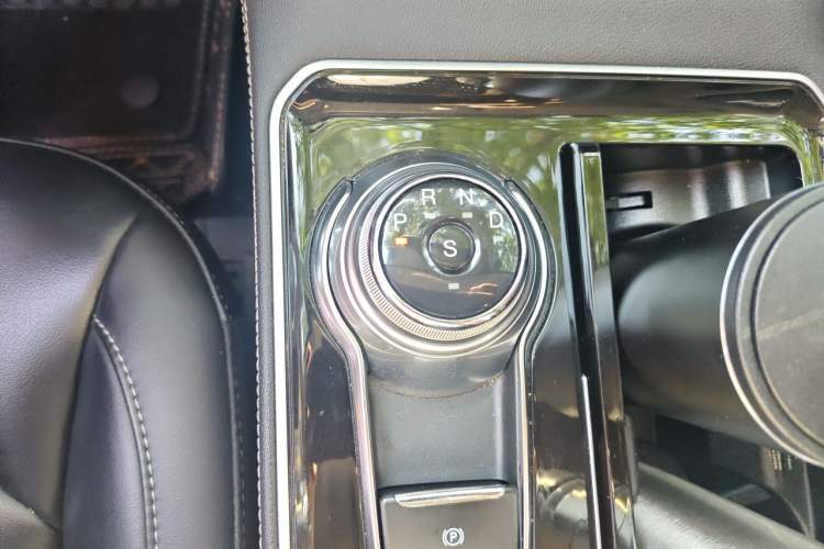 Used Ford Edge 2021 PLUS EcoBoost 245 Two-Wheel-Drive Platinum Edition 5 Seats Gear Lever