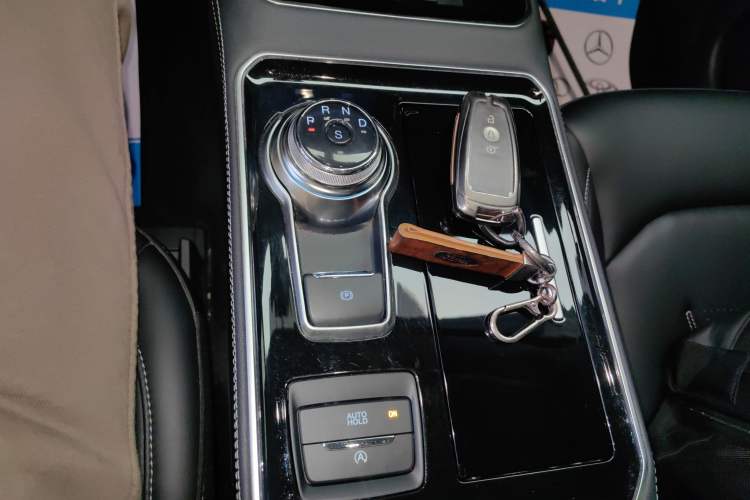 Used Ford Edge 2021 PLUS EcoBoost 245 Two-Wheel-Drive Platinum Edition 5 Seats Gear Lever