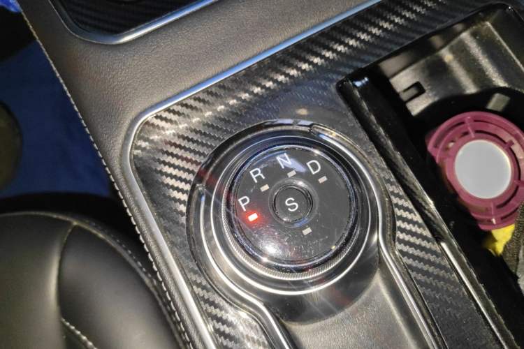 Used Ford Edge 2021 PLUS EcoBoost 245 Two-Wheel-Drive Titanium 7-Seater Gear Lever