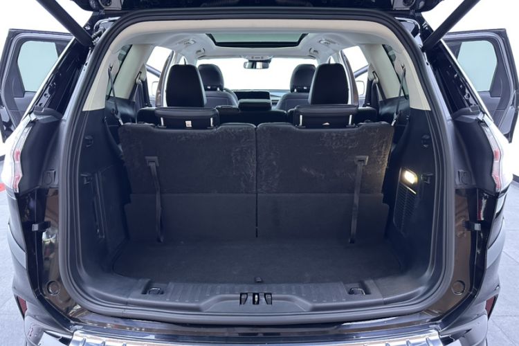 Used Ford Edge 2021 Facelifted PLUS EcoBoost 245 Two-Wheel Drive XLT 7-Seater Interior 10