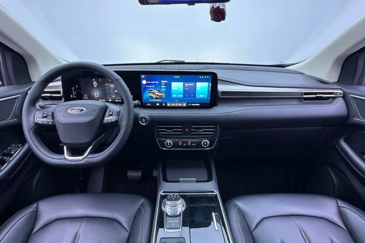 Used Ford Edge 2021 PLUS EcoBoost 245 Two-Wheel-Drive Platinum Edition 5 Seats Interior 2