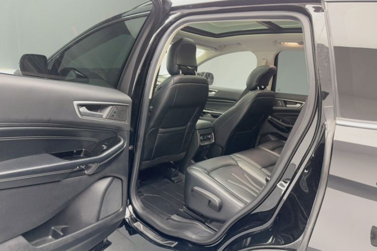 Used Ford Edge 2021 PLUS EcoBoost 245 Two-Wheel-Drive Titanium 7-Seater Interior 2