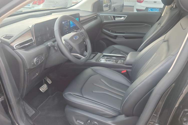 Used Ford Edge 2021 PLUS EcoBoost 245 Two-Wheel-Drive Titanium 7-Seater Interior 2