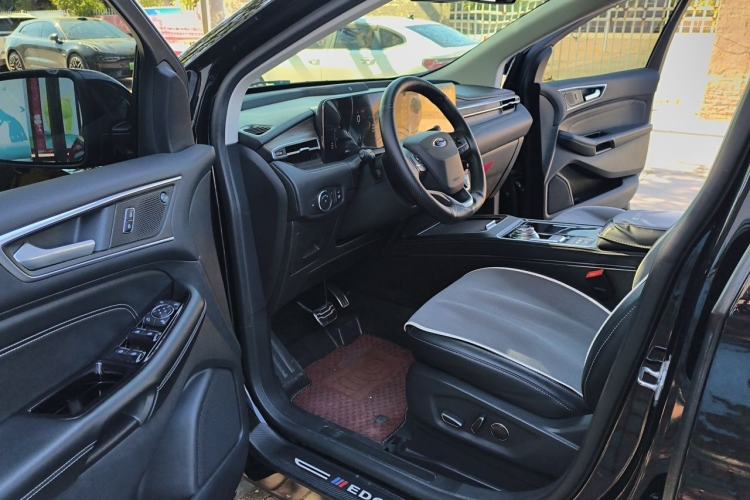 Used Ford Edge 2021 PLUS EcoBoost 245 Two-Wheel-Drive Titanium 7-Seater Interior 3