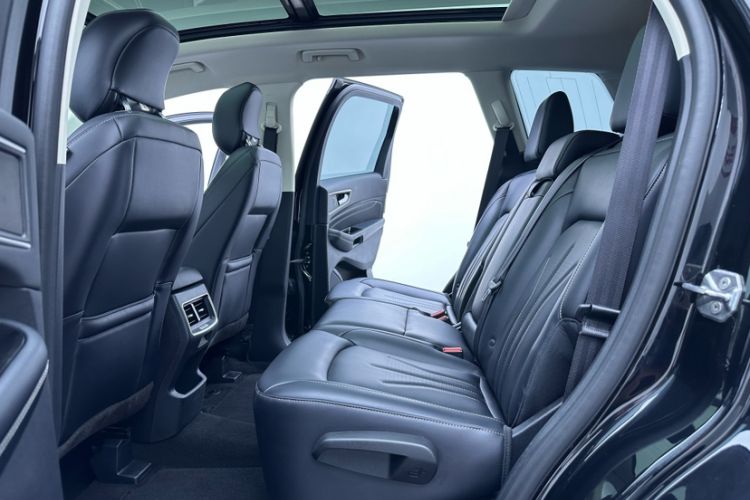 Used Ford Edge 2021 PLUS EcoBoost 245 Two-Wheel-Drive Platinum Edition 5 Seats Interior 4