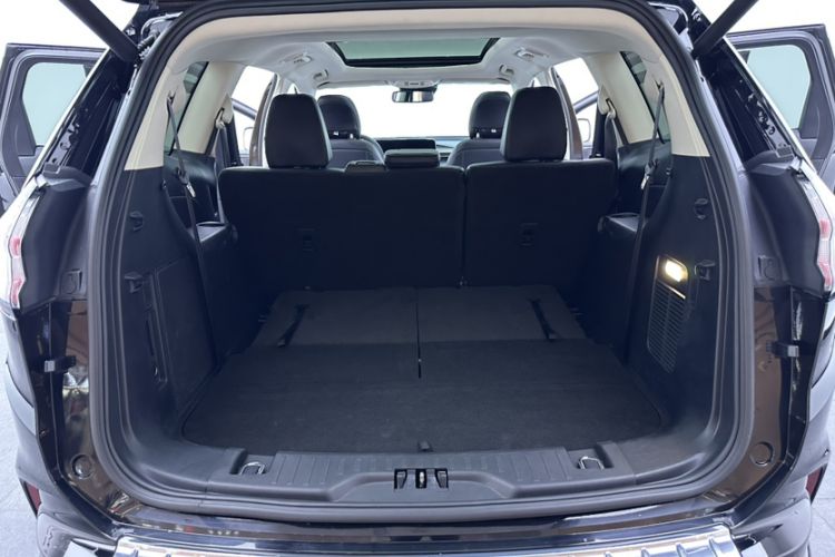 Used Ford Edge 2021 Facelifted PLUS EcoBoost 245 Two-Wheel Drive XLT 7-Seater Interior 4